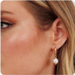 Selfie Leslie Gold Pearl Drop Earrings